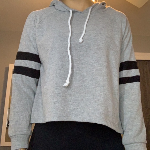 Charlotte Russe Cropped Sweatshirt - Picture 1 of 2
